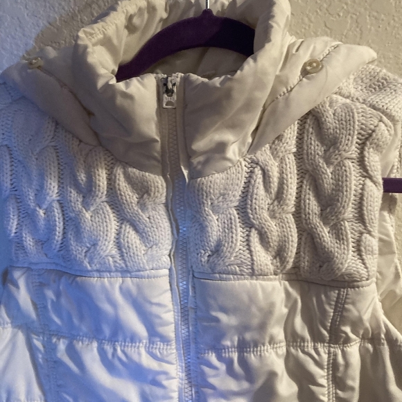 White puffer vest with hood. Zip up front with pockets by Areopostale - Picture 2 of 11